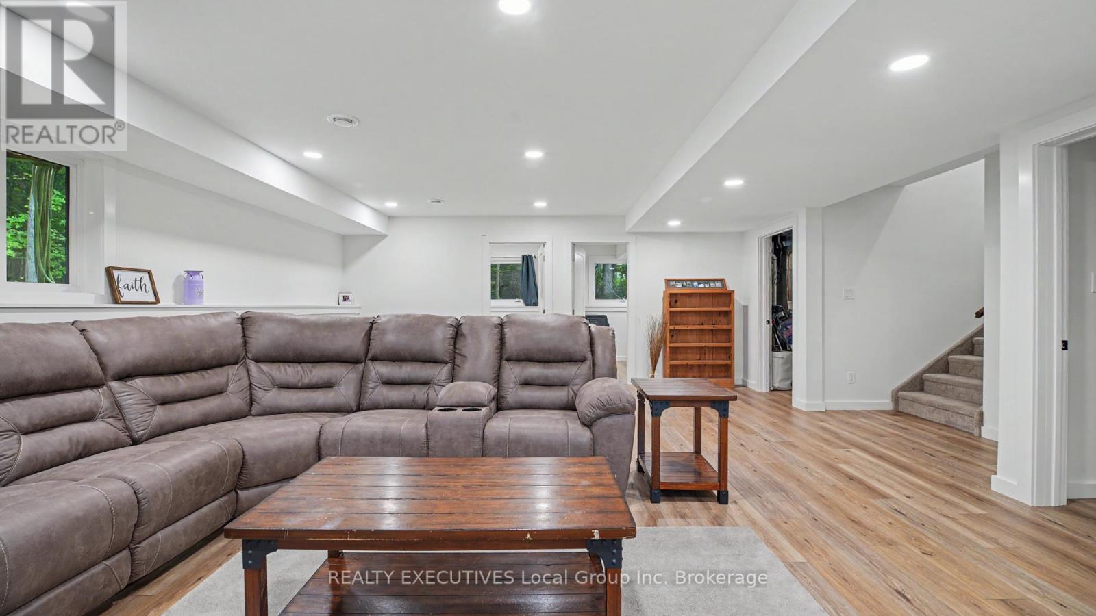 32 MOUNTAINVIEW ROAD - 32