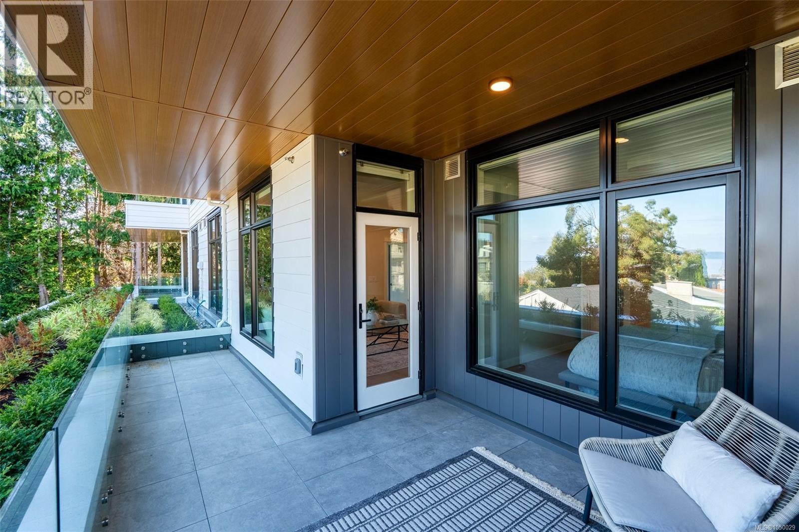 201 5229 Cordova Bay Road, Saanich