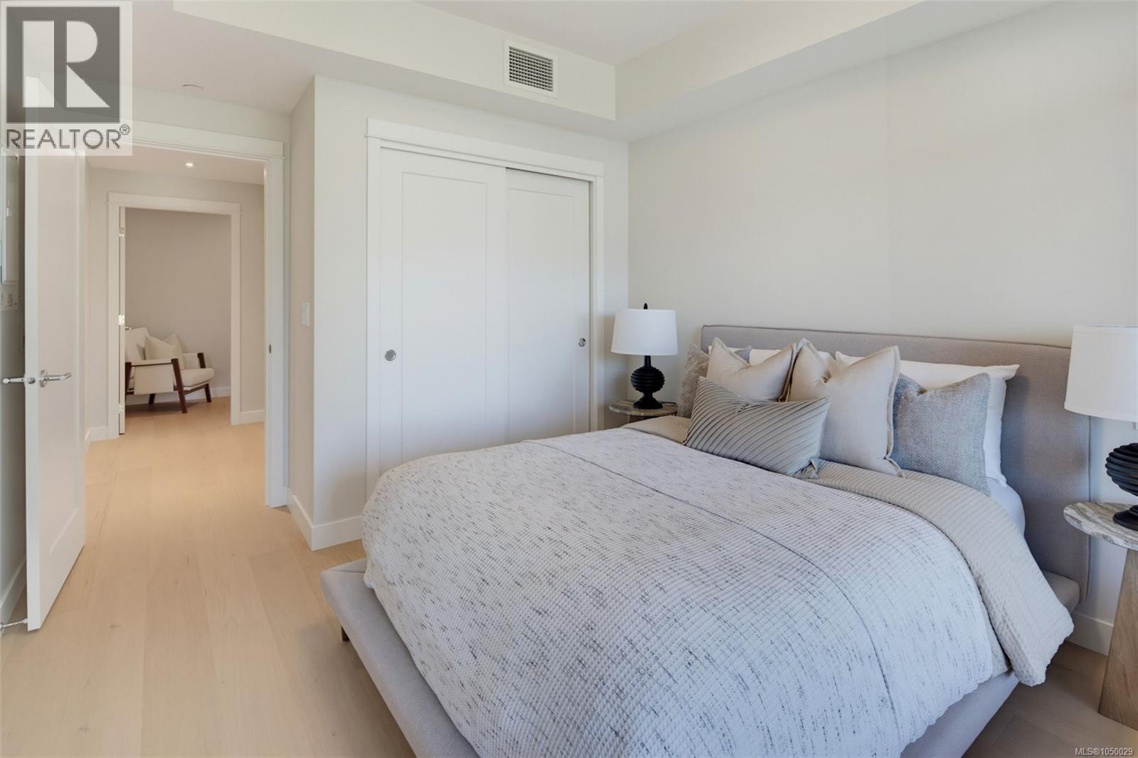 201 5229 Cordova Bay Road, Saanich