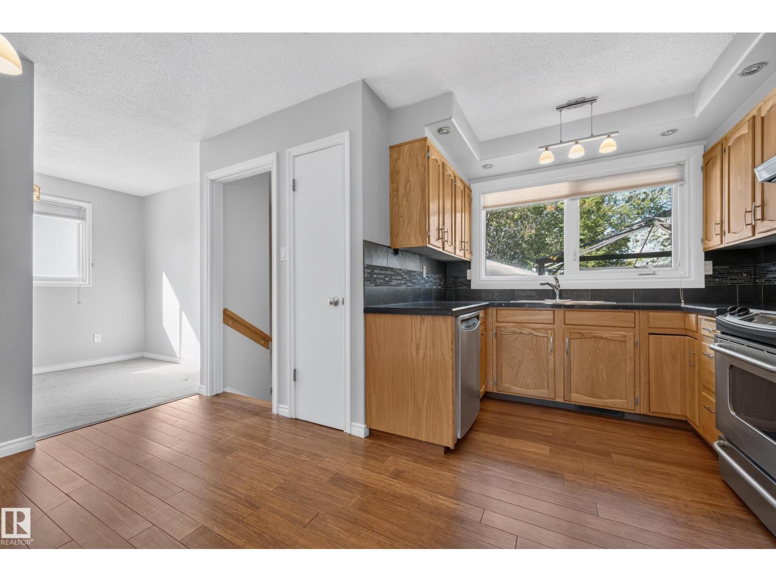 5244 52 ST - 18