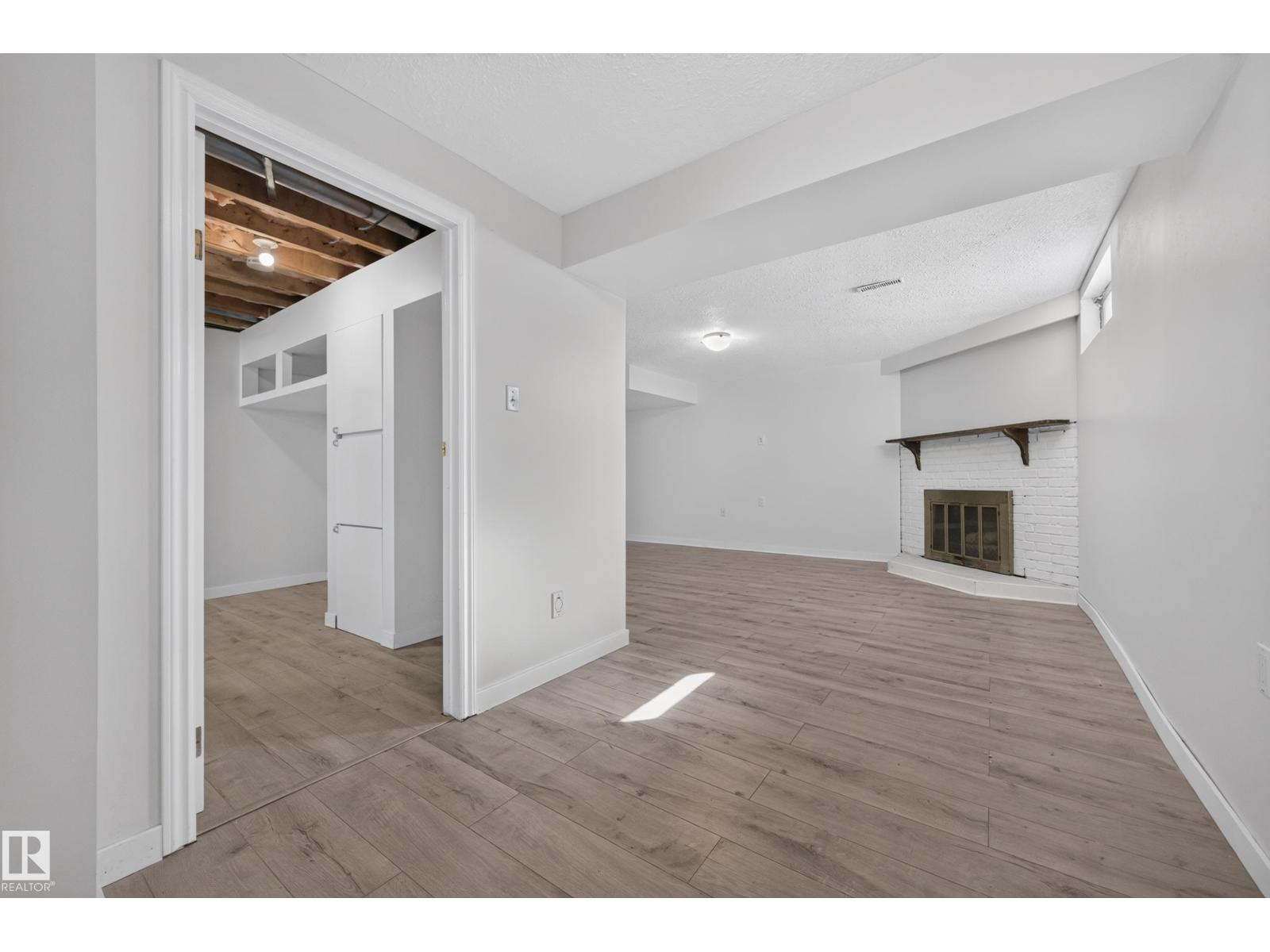 5244 52 ST - 30