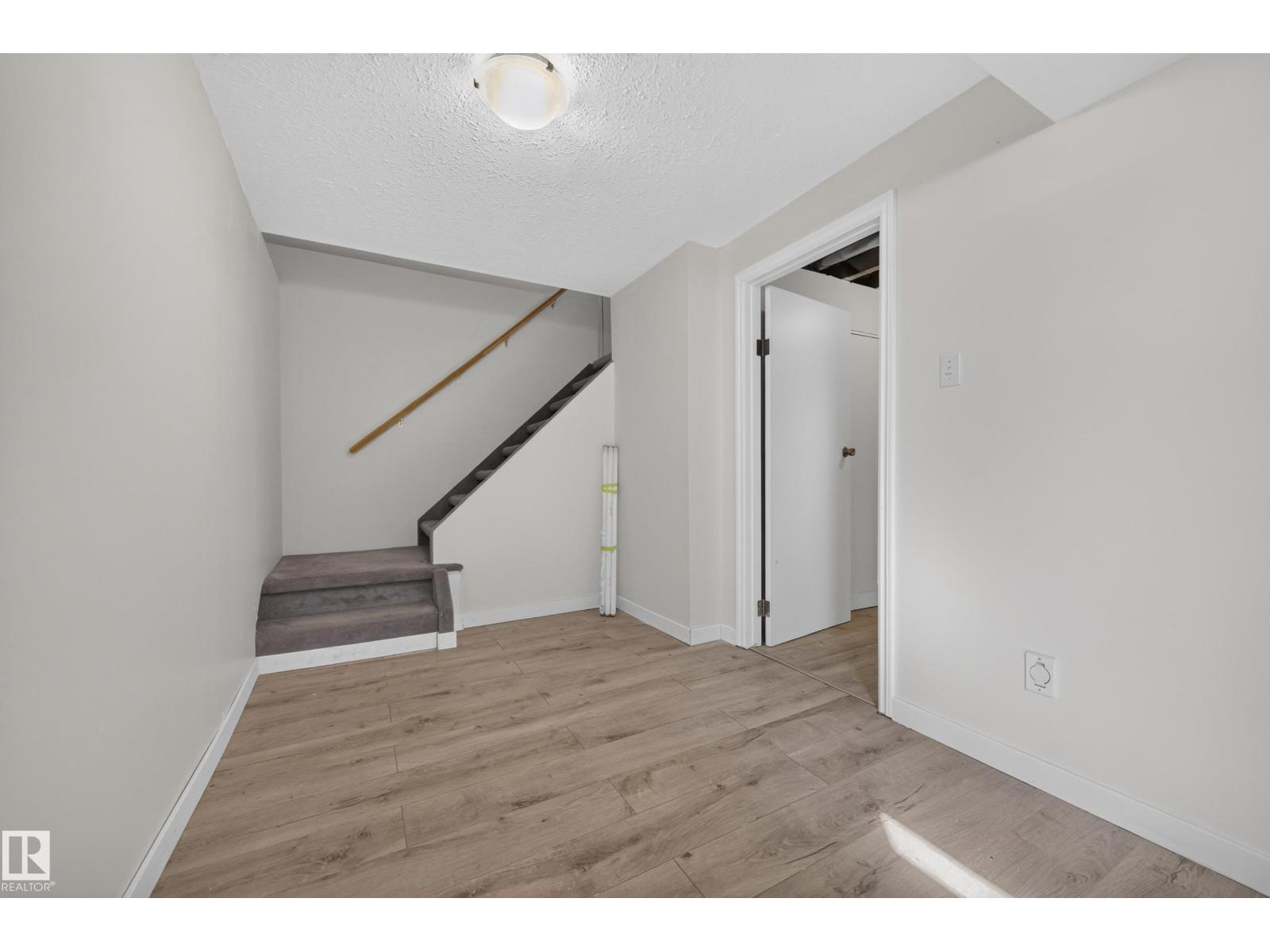 5244 52 ST - 31