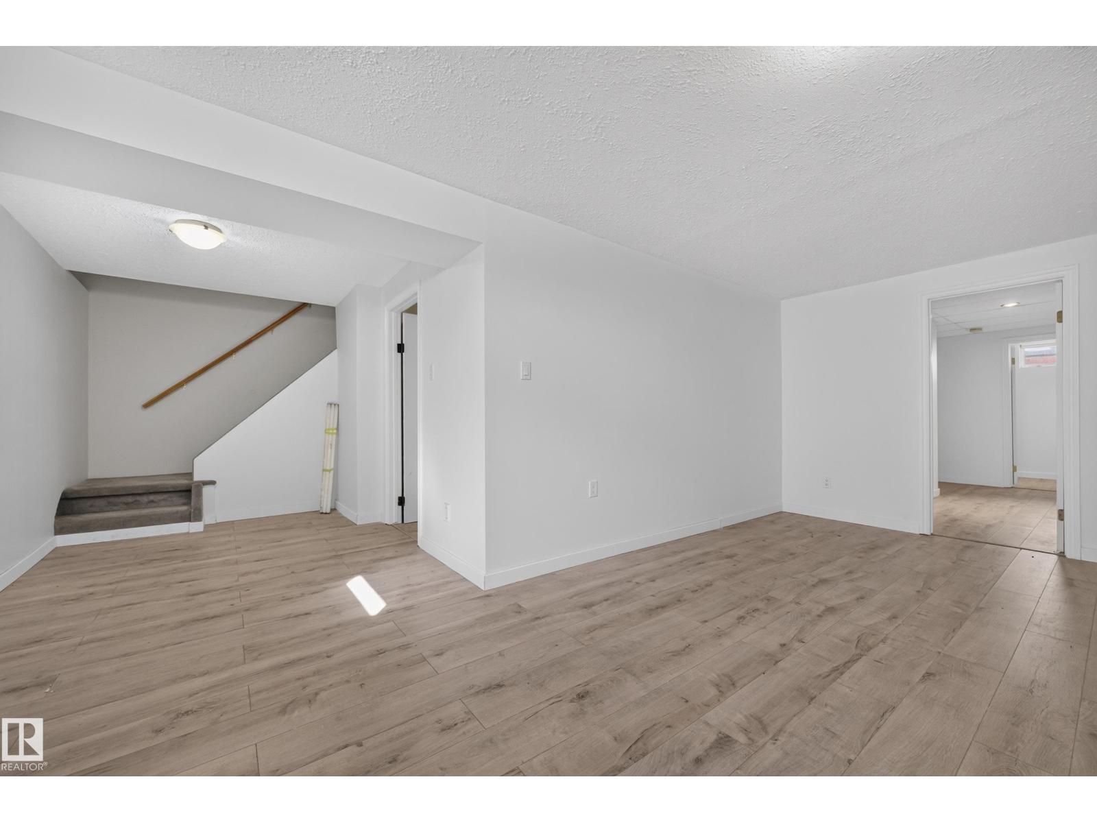 5244 52 ST - 33