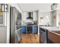 Dining room - 300 Scenic Drive, Coldstream, BC V1B2X3 Photo 11