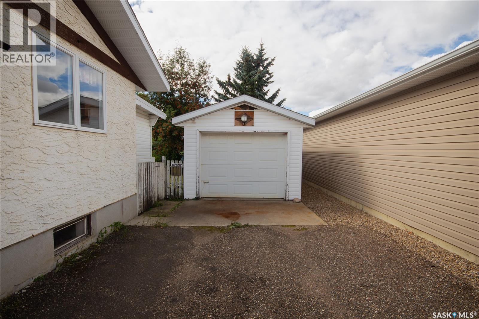 11037 Martin CRESCENT, North Battleford — photo 2