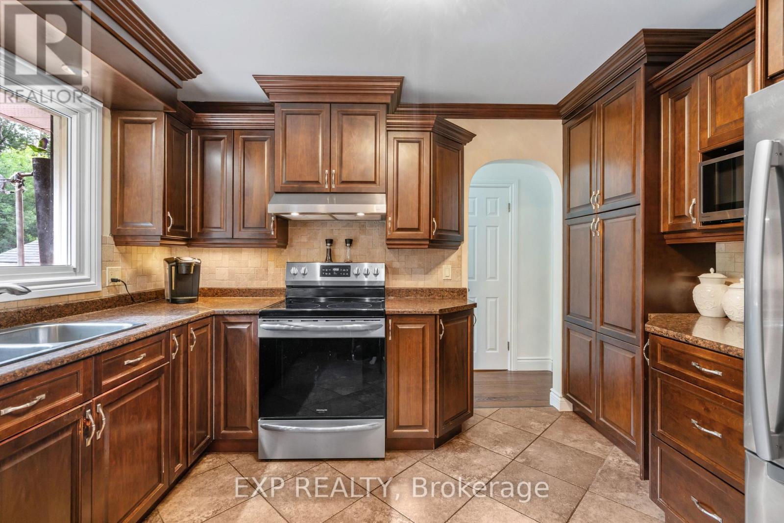 361 CHURCHILL ROAD E - 9