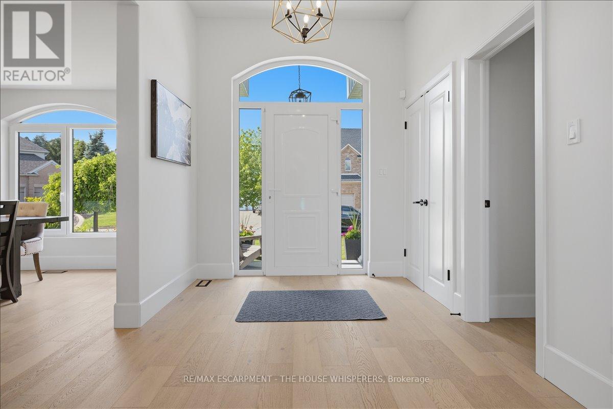 521 FALCONRIDGE CRESCENT — photo 2