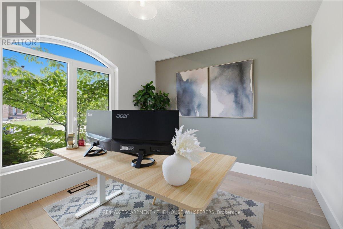 521 FALCONRIDGE CRESCENT — photo 3