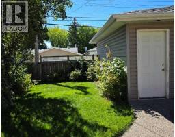 Bedroom - 4215 Villa Crescent Nw, Calgary, AB T2L2K2 Photo 6