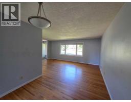 4pc Bathroom - 4215 Villa Crescent Nw, Calgary, AB T2L2K2 Photo 9