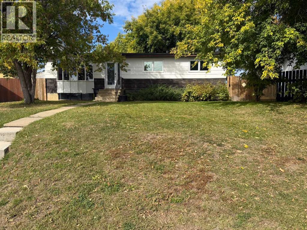 4530 54 Avenue - 1