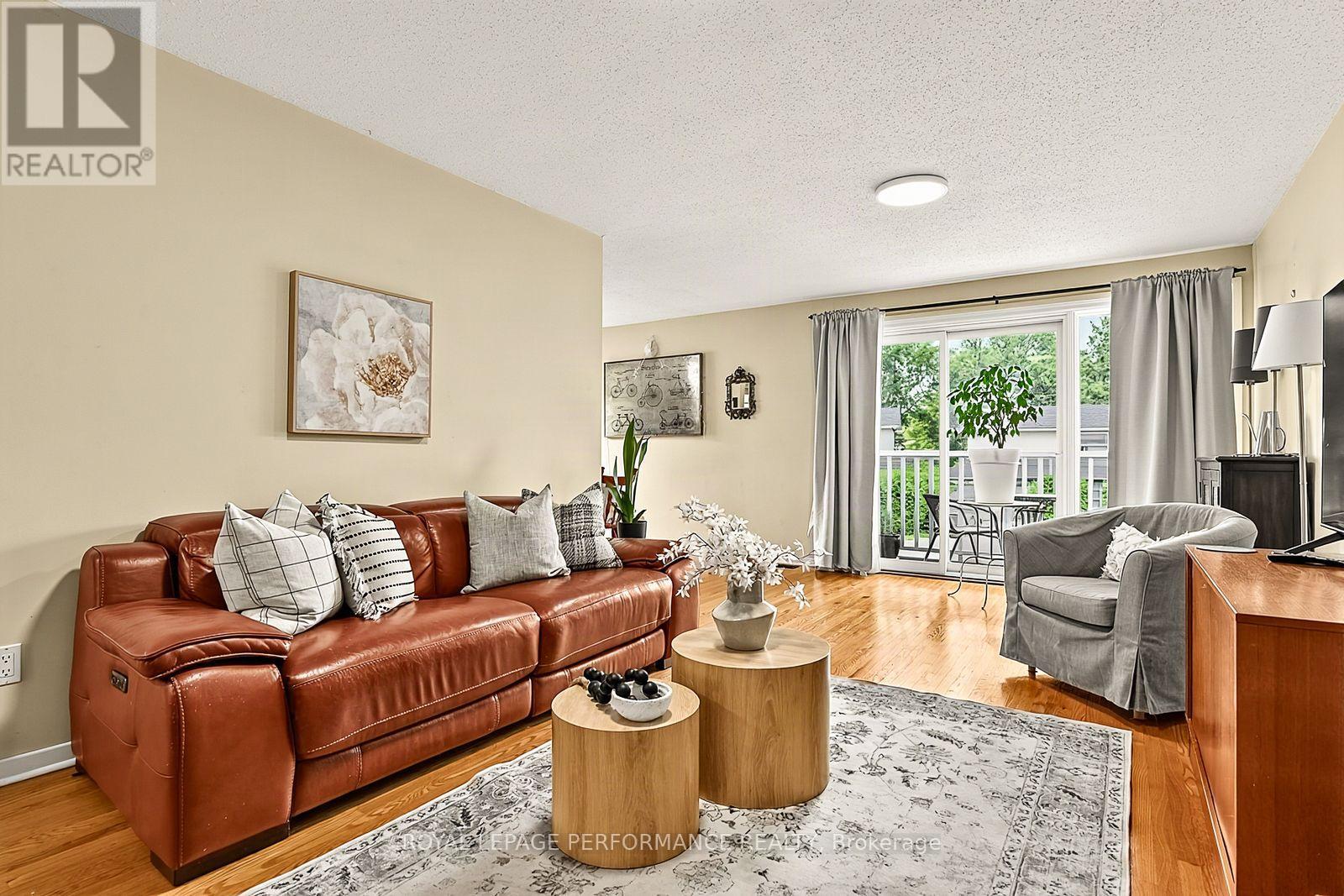16 Woodmount Crescent
