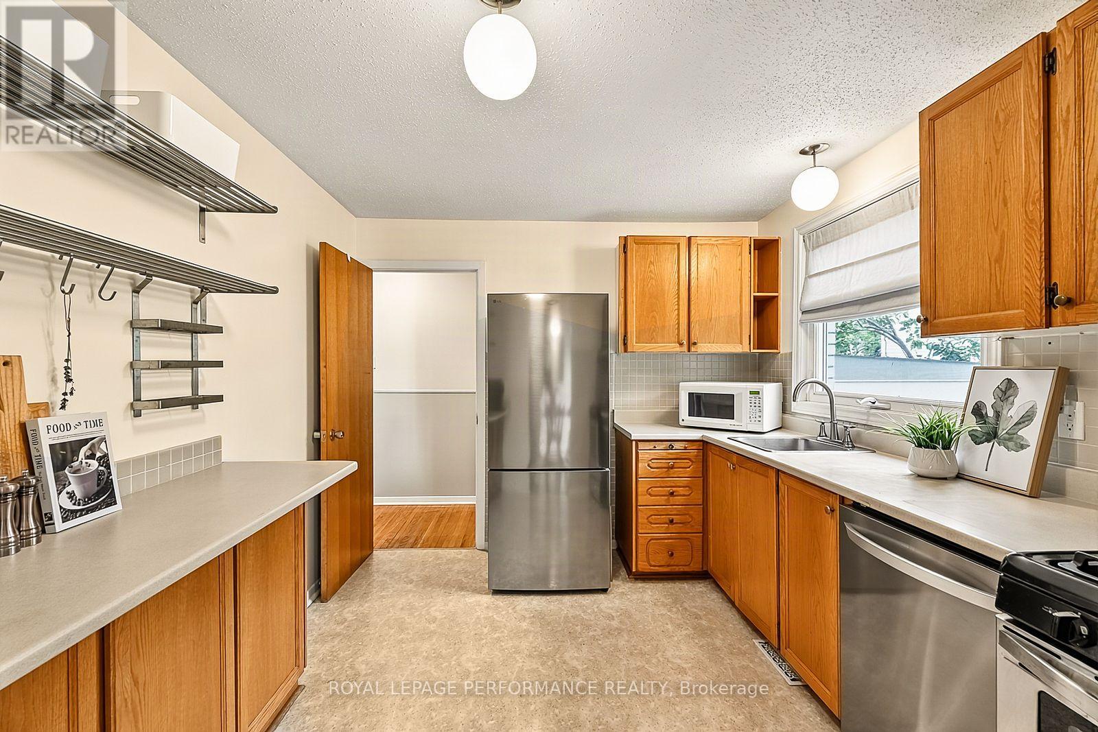 16 Woodmount Crescent