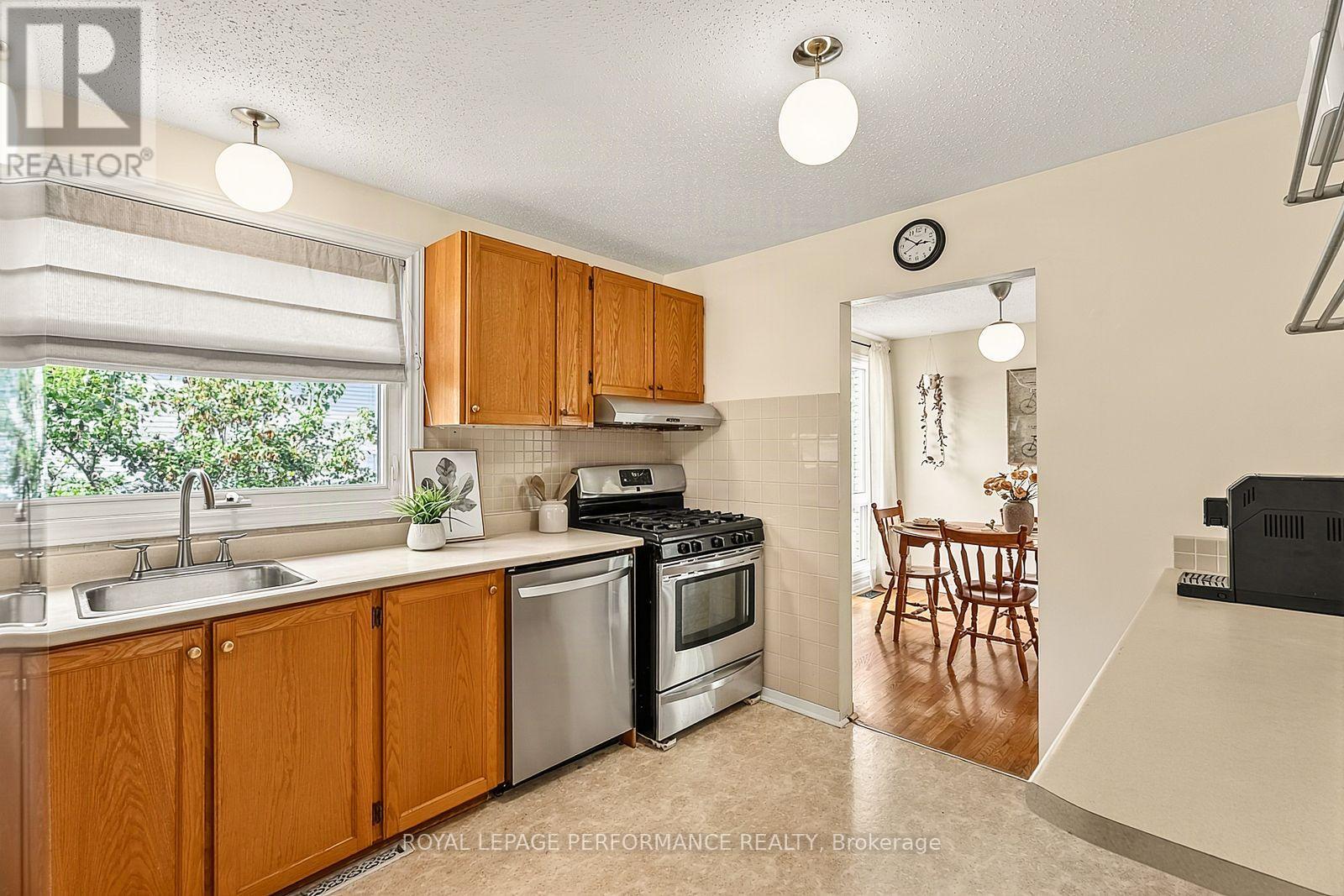 16 Woodmount Crescent