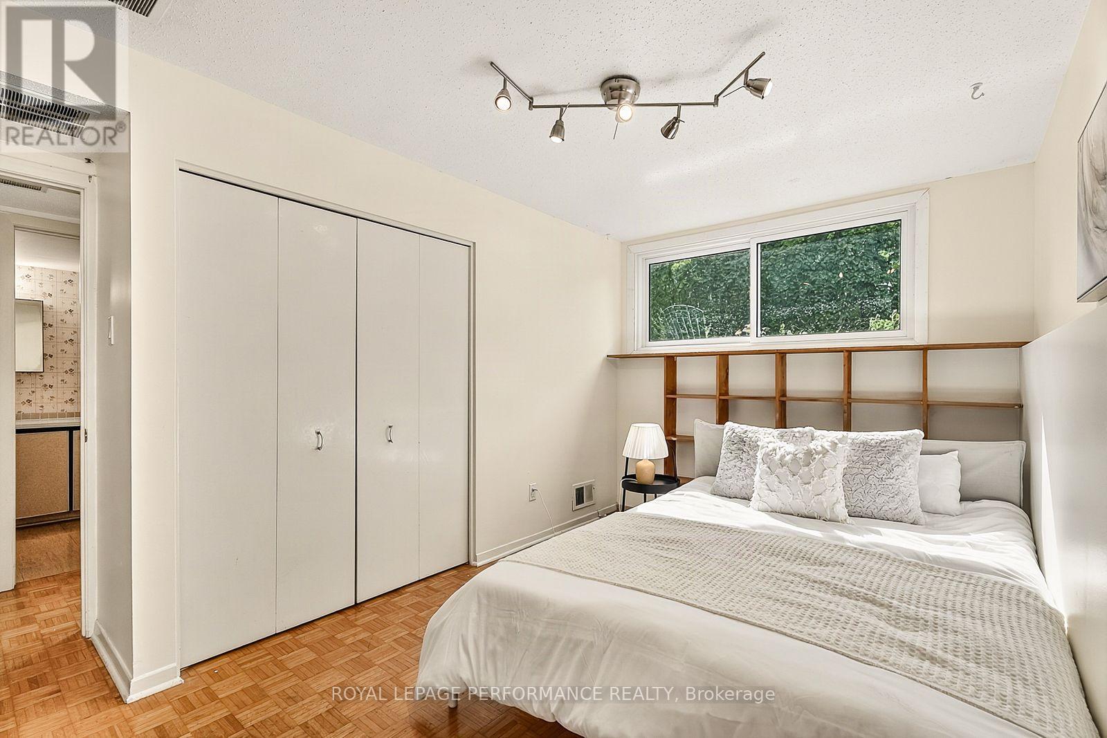 16 Woodmount Crescent
