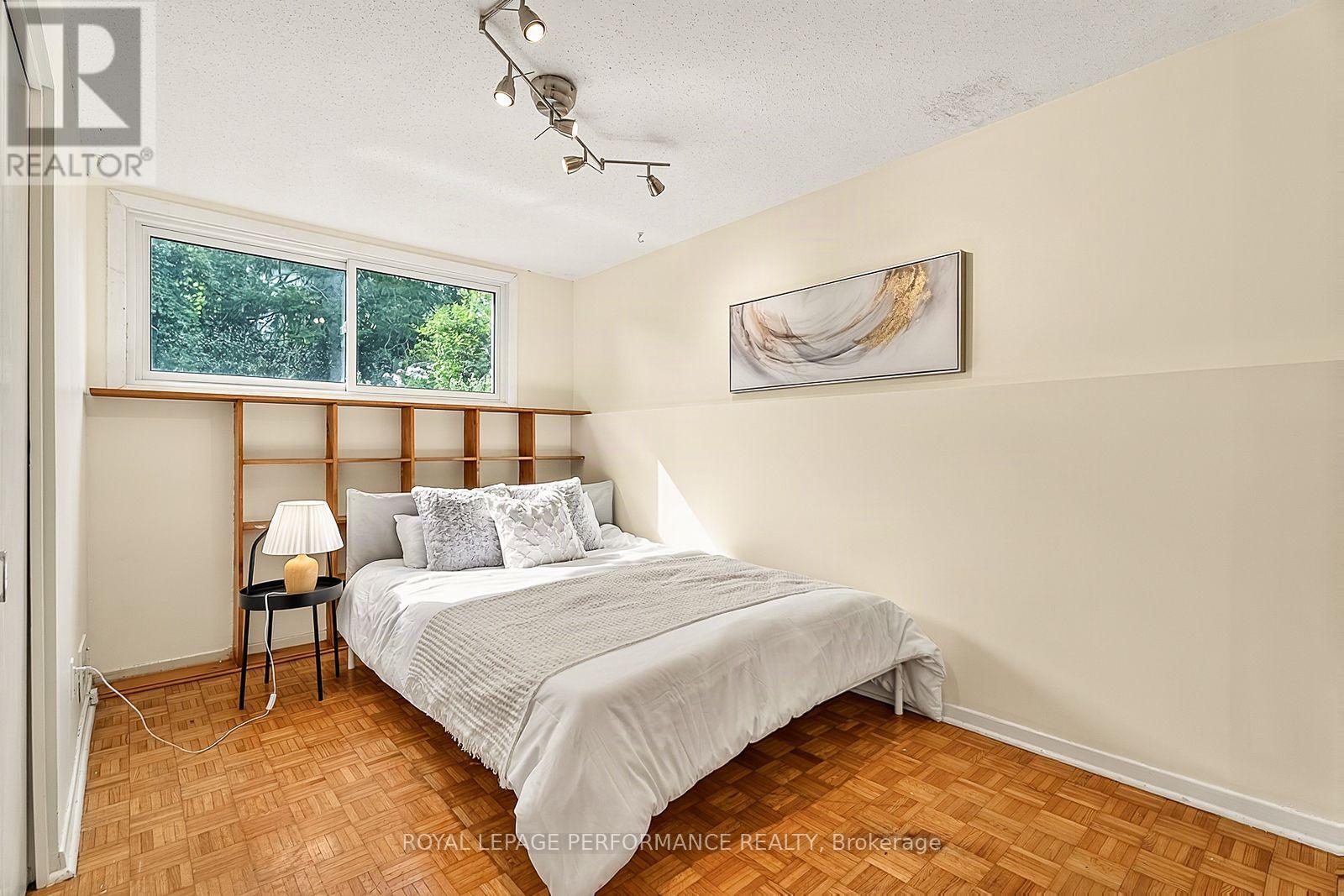 16 Woodmount Crescent
