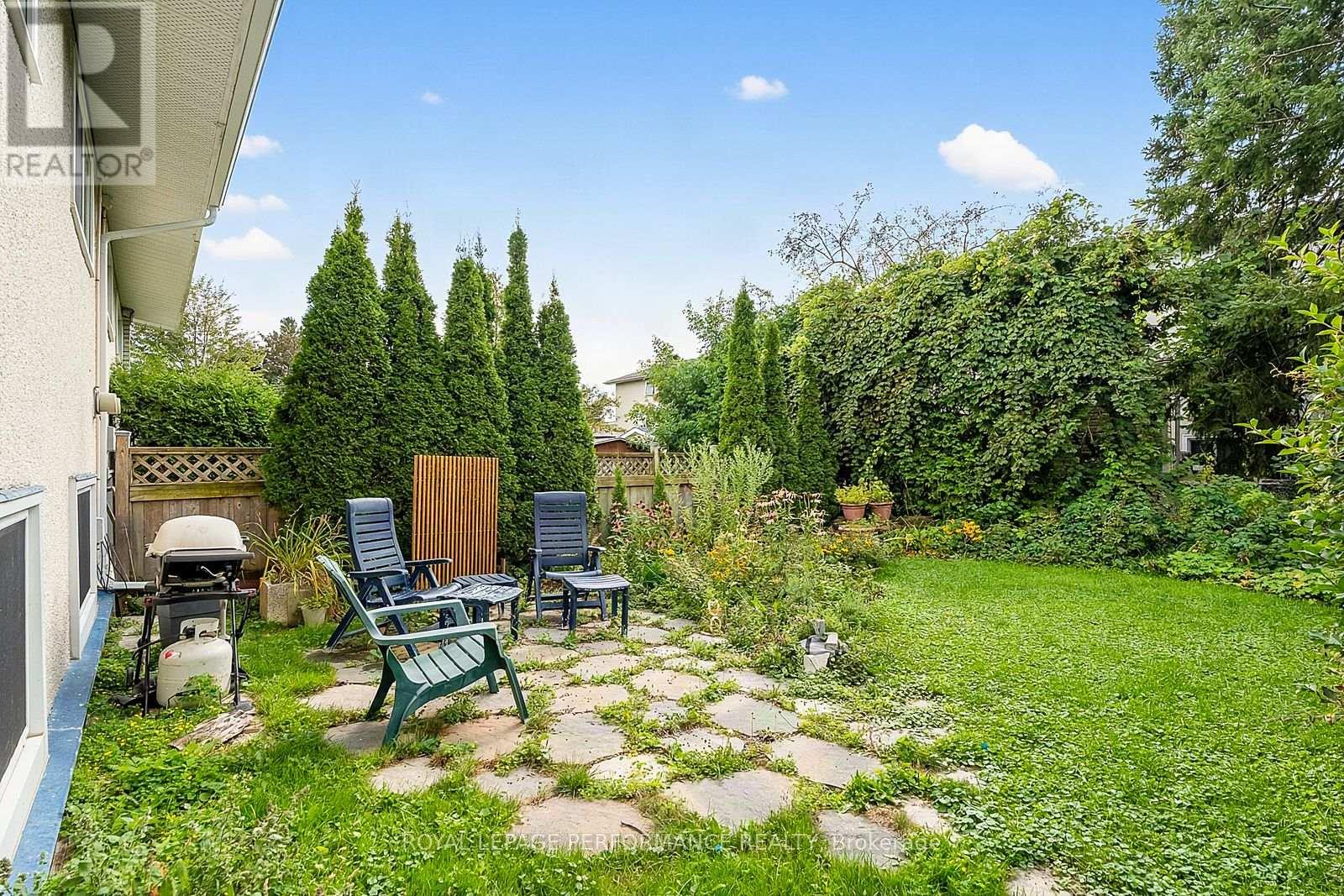 16 Woodmount Crescent