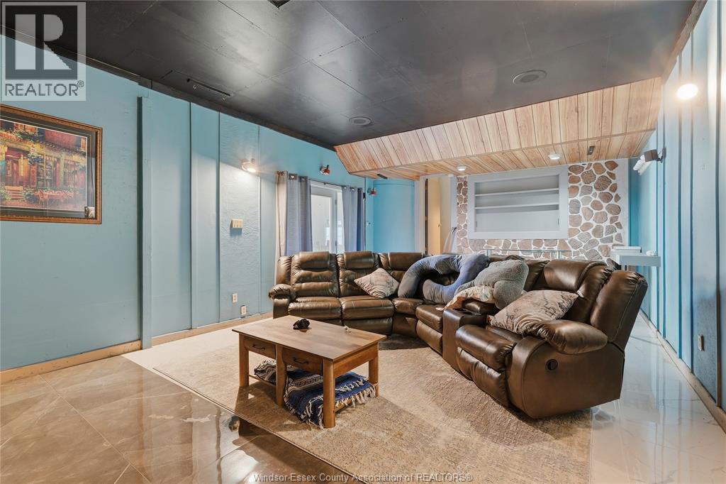 1449 REDWOOD AVENUE - 21