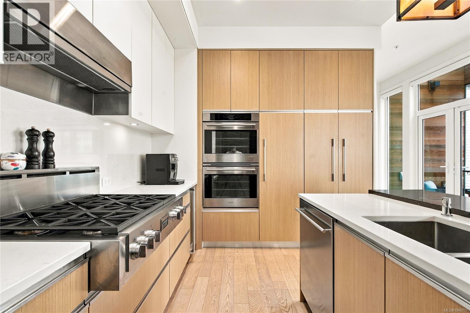 #PH3 1033 Cook St - 8