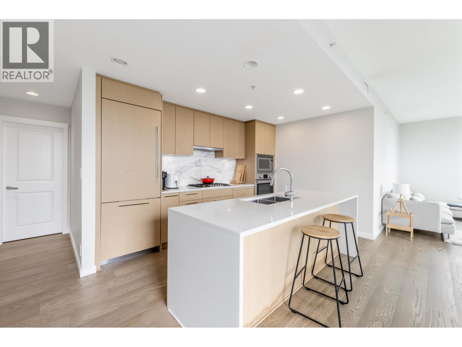909 3533 ROSS DRIVE, Vancouver