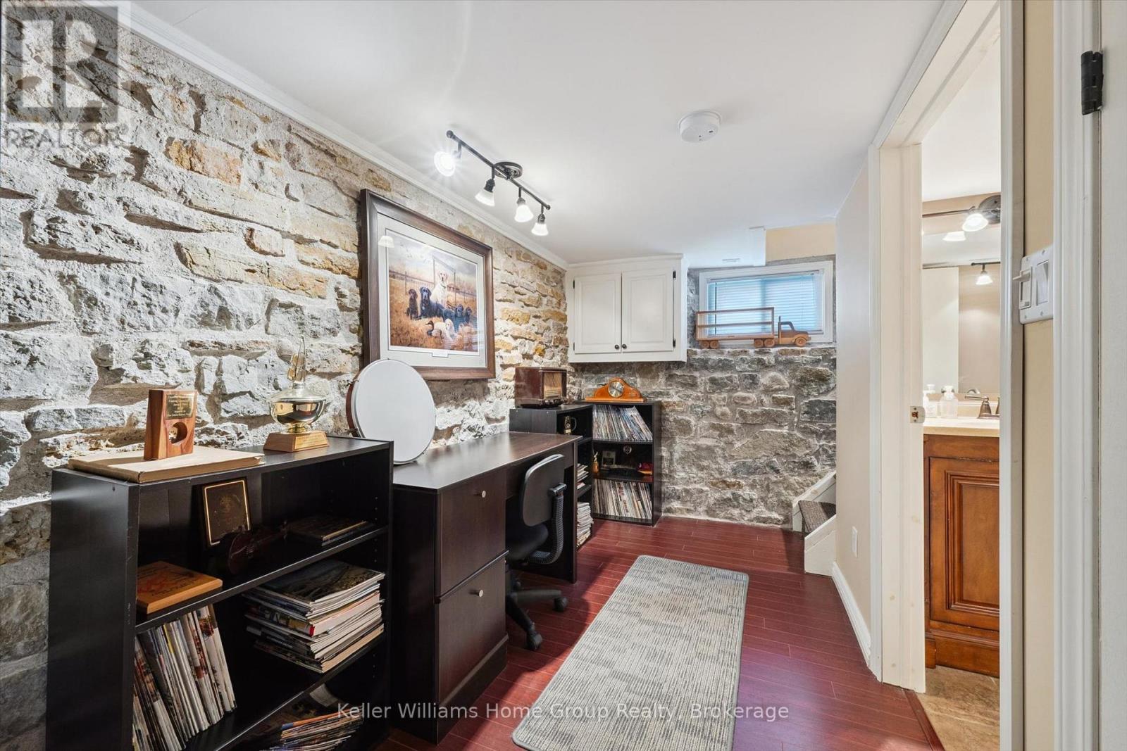 330 ANGUS STREET - Image 24