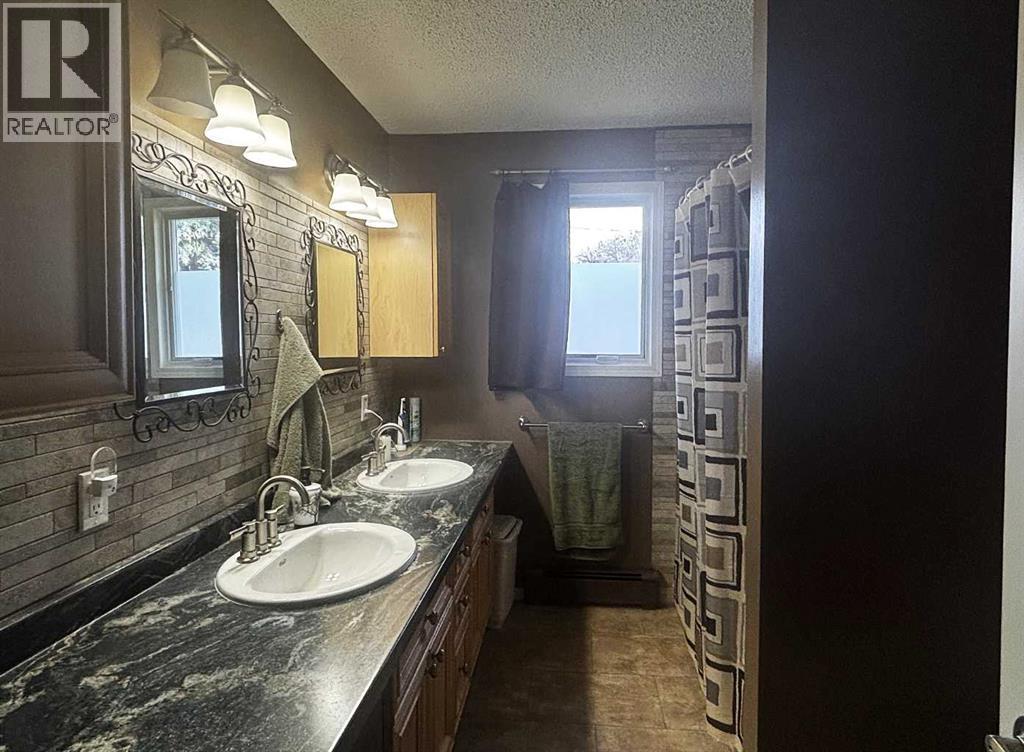 4923 52 Avenue - Image 29