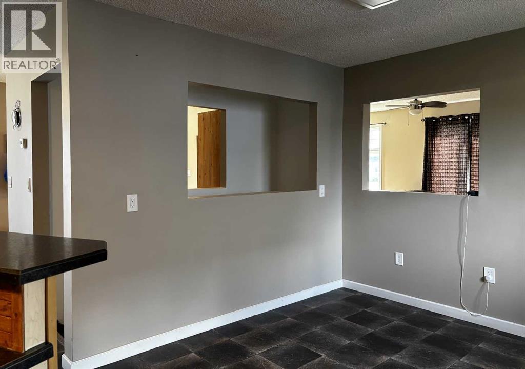 4923 52 Avenue - Image 16