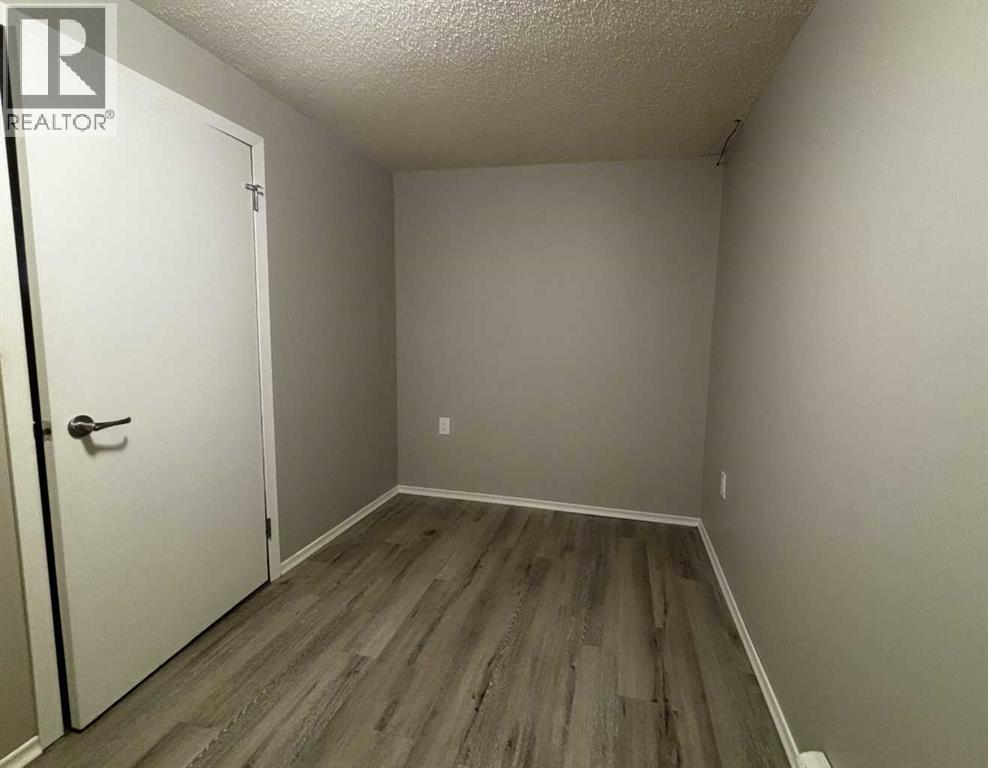 4923 52 Avenue - Image 34
