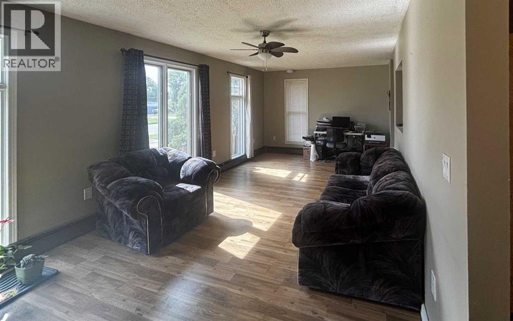4923 52 Avenue - Image 23