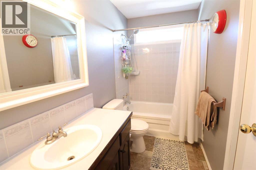 4930 58 Avenue - 8