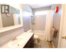 3pc Bathroom - 4930 58 Avenue, Taber, AB T1G1E7 Photo 8