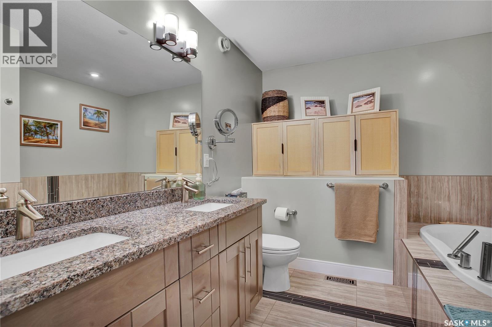 515 Couples COURT - 18