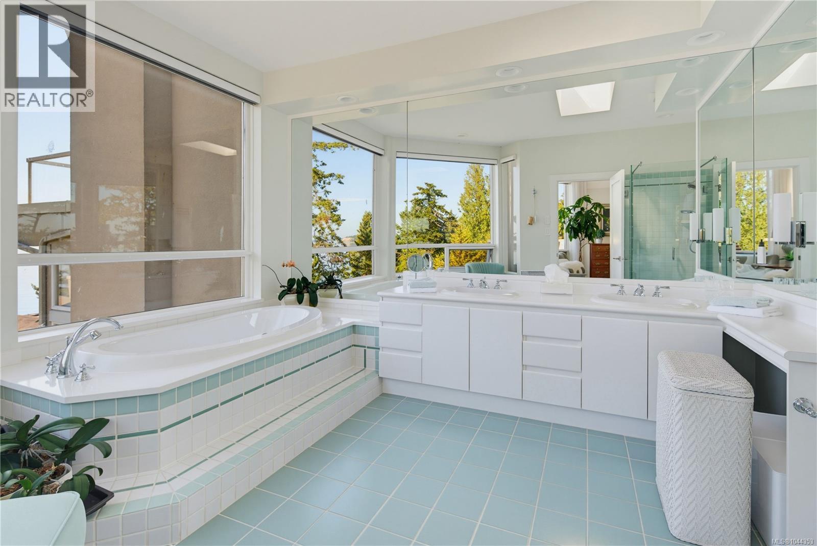 #5 4771 Cordova Bay Rd - 32