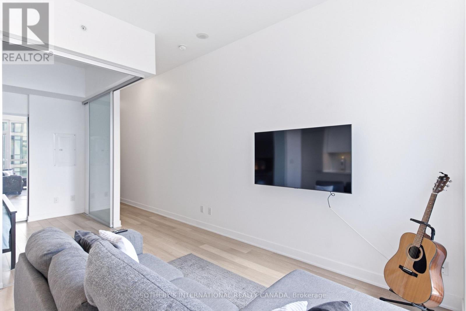 #1913 210 SIMCOE STREET - 10