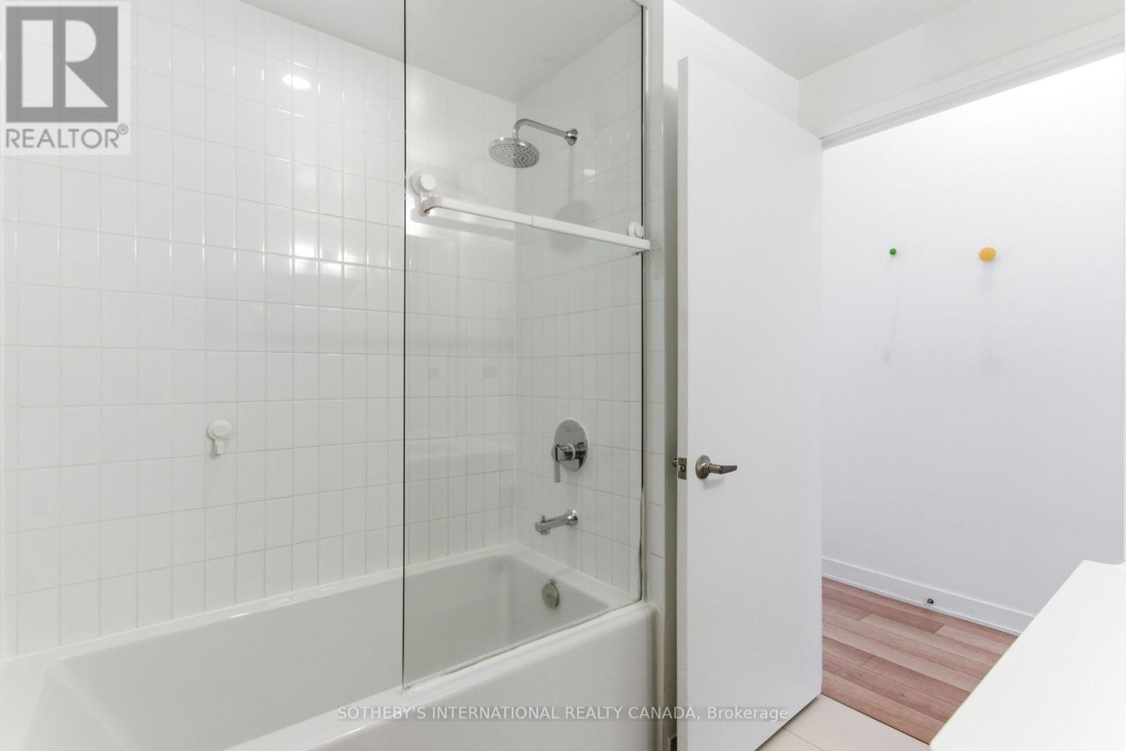 #1913 210 SIMCOE STREET - 21