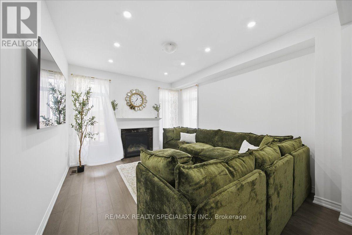 90 FERRAGINE CRESCENT - 23