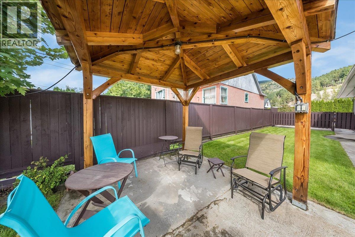 2038 Sixth Avenue - 35