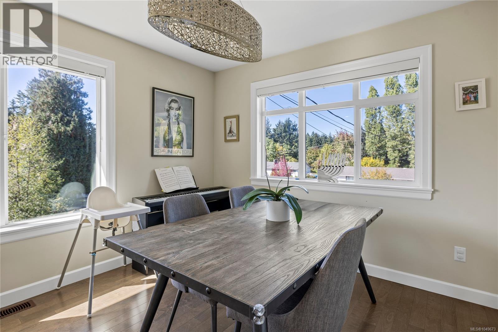 5702 Amsterdam Cres - 5
