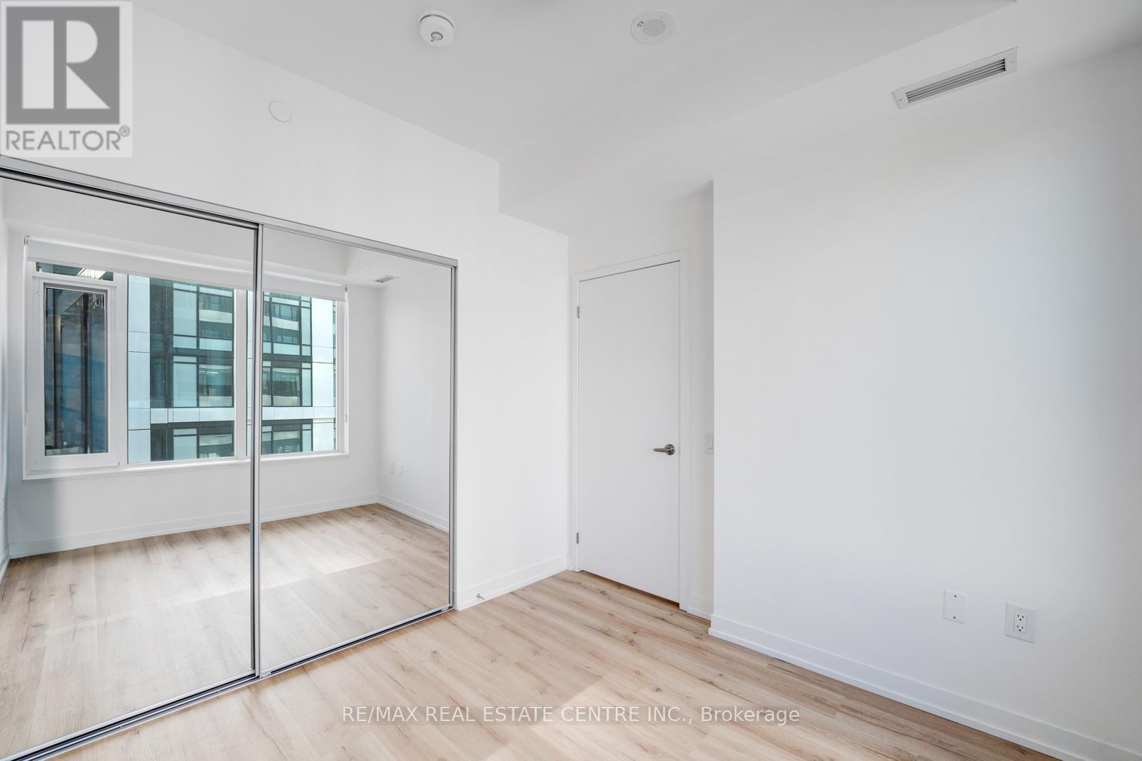 2485 Eglinton Avenue West — photo 32