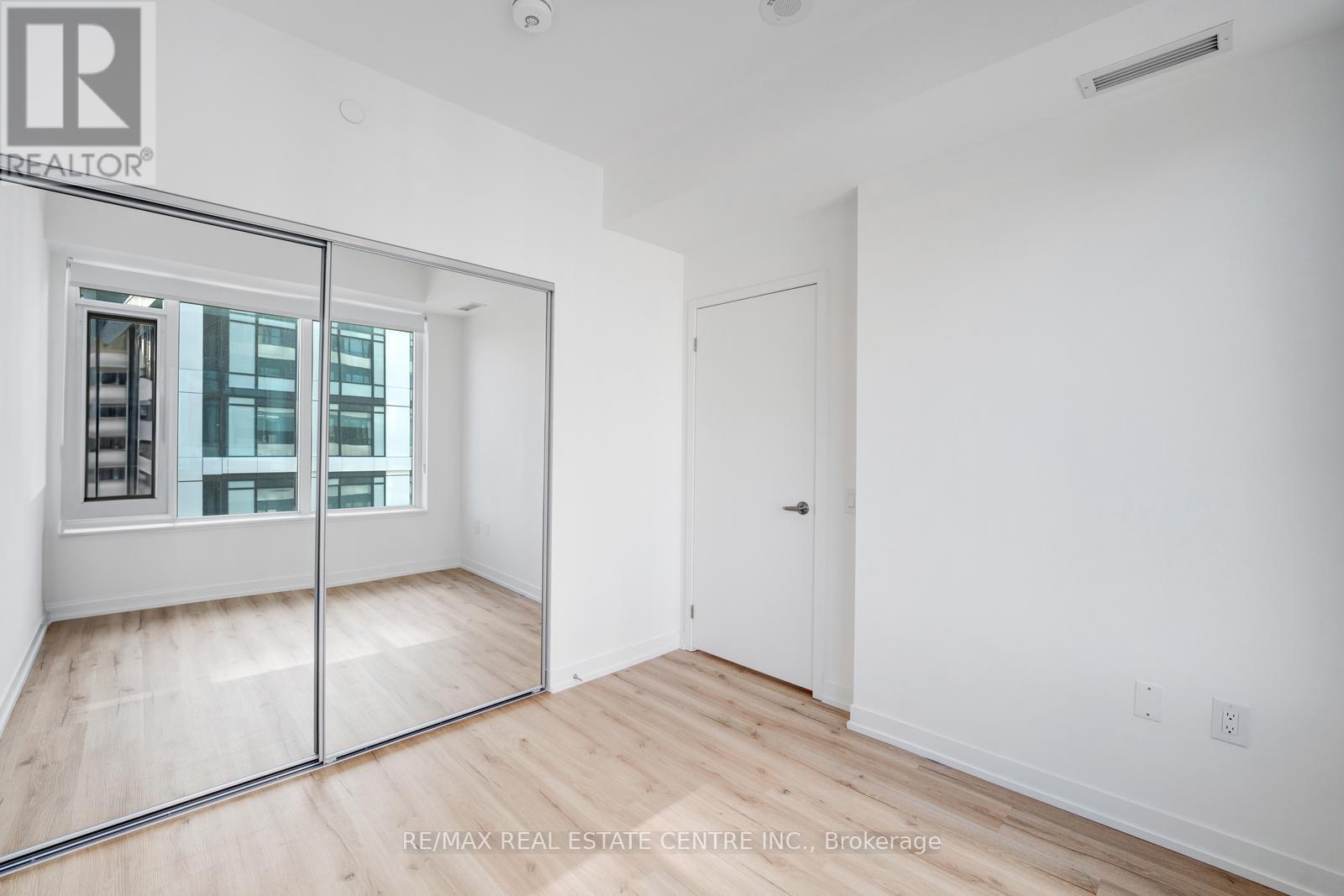 2485 Eglinton Avenue West — photo 33