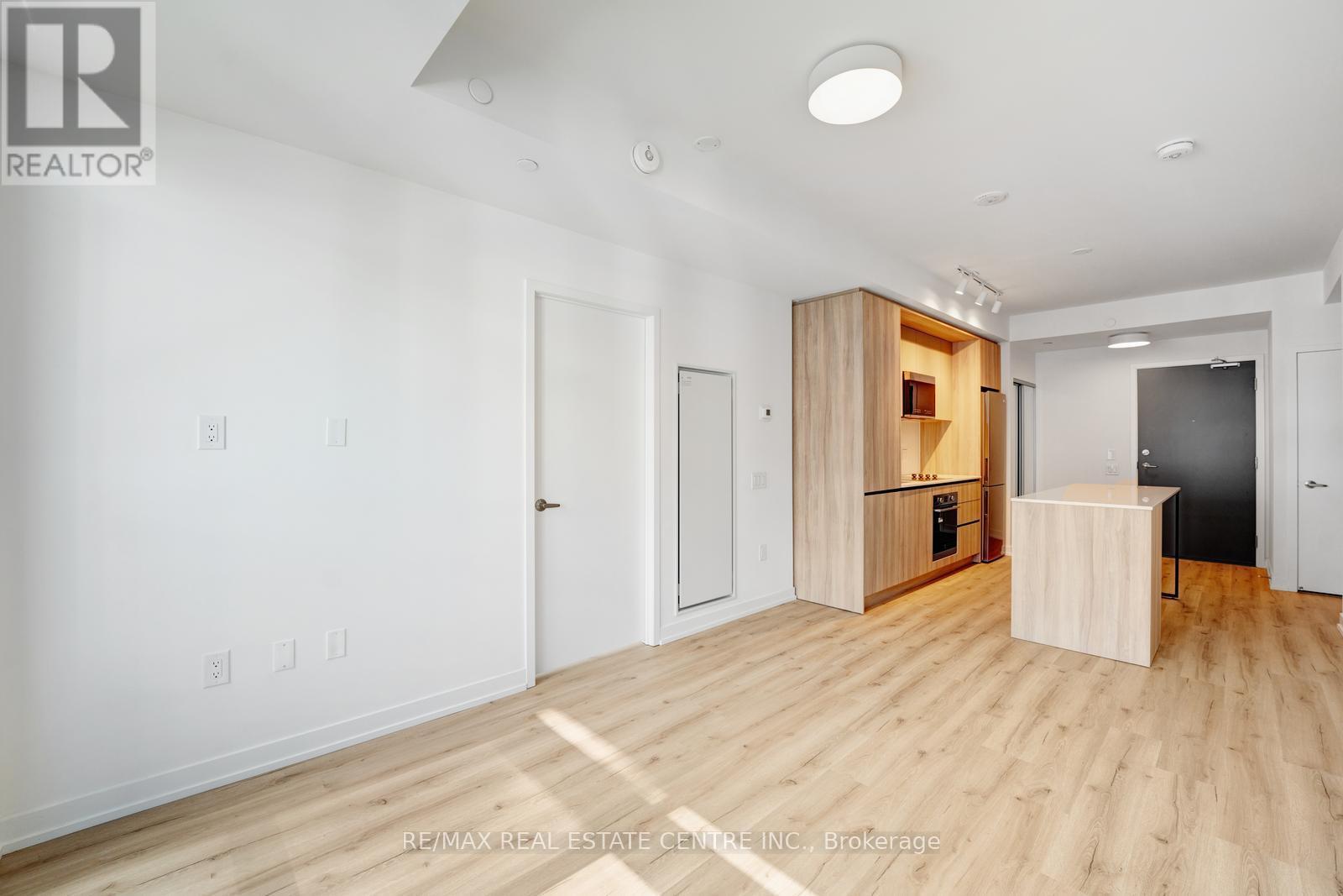 2485 Eglinton Avenue West — photo 37