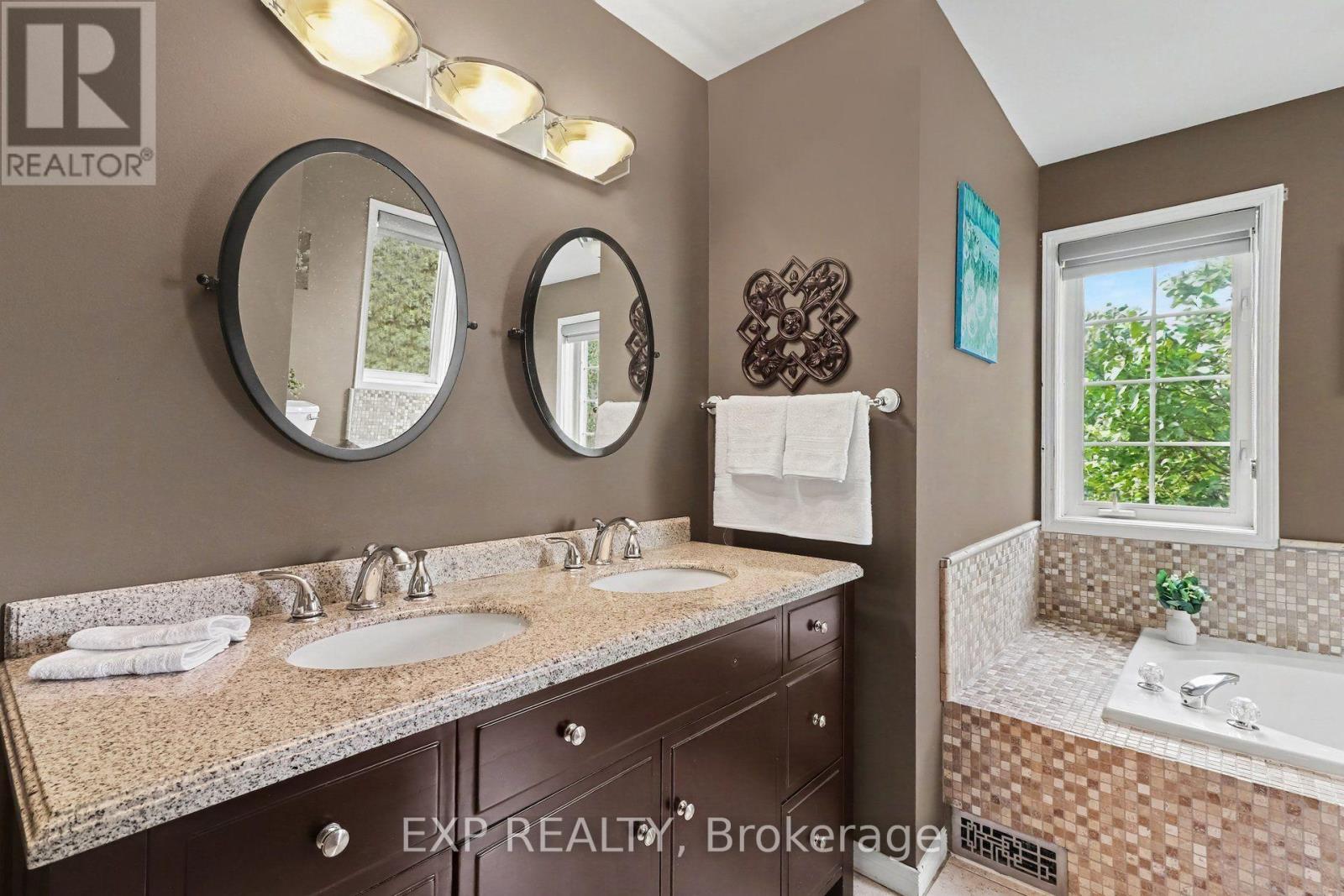 78 INSMILL CRESCENT N photo 25