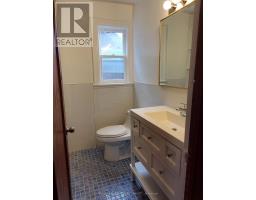 Upper - 28 Winona Drive, Toronto, ON M6G3S6 Photo 13