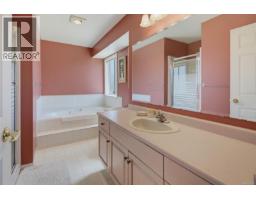 1847 El Sereno Dr, Saanich, BC V8N6K4 Photo 22
