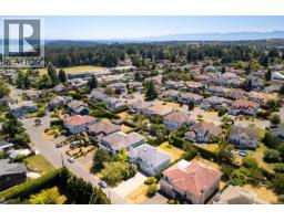 1847 El Sereno Dr, Saanich, BC V8N6K4 Photo 44