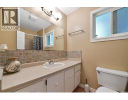 5229 Jersey Rd, Saanich, BC V8Y2H2 Photo 11