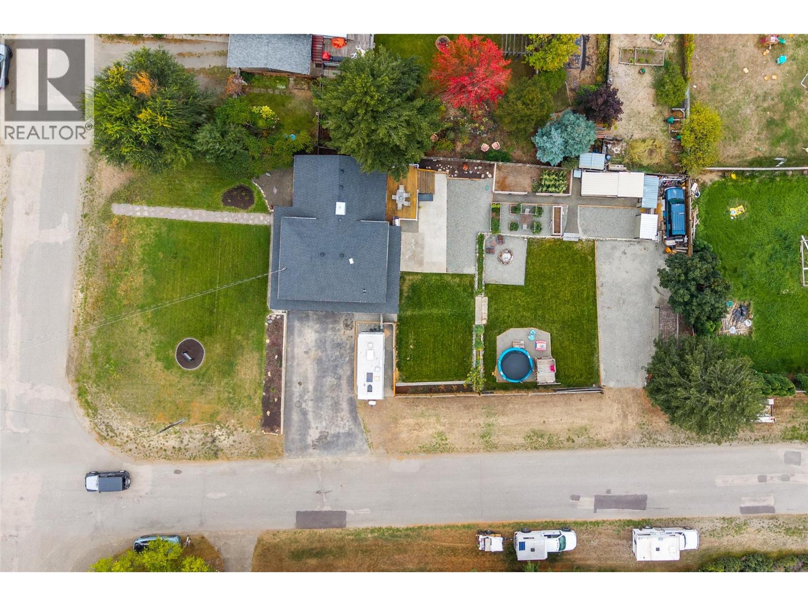 4702 SPRUCE Crescent - 48
