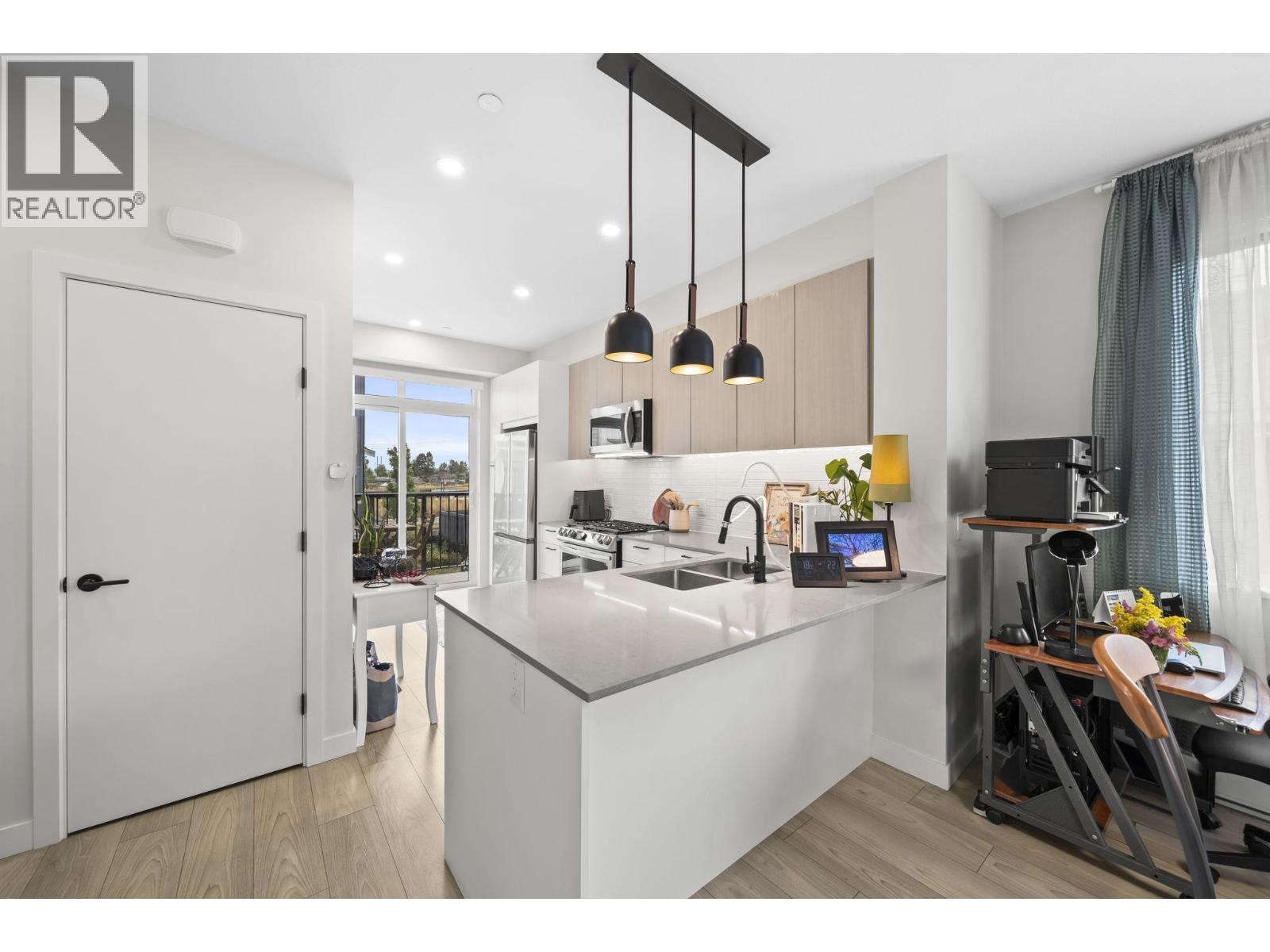 64 488 FURNESS STREET, New Westminster