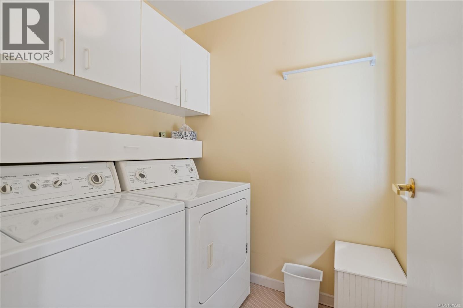 #3 4701 Lochside Dr - Image 40