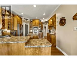 Kitchen - 562 Mountain Drive, Vernon, BC V1H2B7 Photo 11